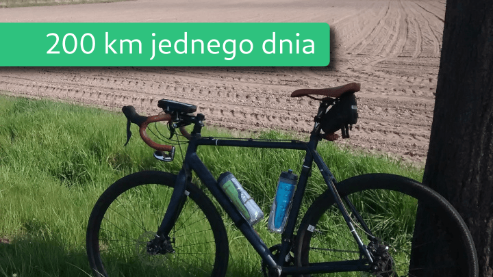 Miniaturka dla wpisu „Moja pierwsza dwusetka”. Na zdjęciu rower oparty o przydrożne drzewo.