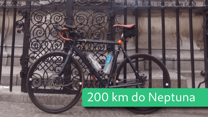 Miniaturka dla wpisu „Do Gdańska”: zdjęcie roweru opartego o ozdobne ogrodzenie.