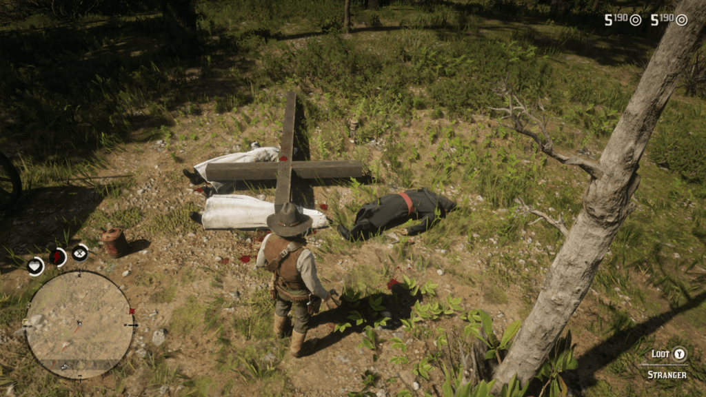 Pod przewróconym drewnianym krzyżem leży dwóch martwych członków KKK w białych szatach, obok leży trzeci w ciemnoszarej szacie z czerwonym pasem. Nad nimi stoi Arthur Morgan z rewolwerem w ręce.