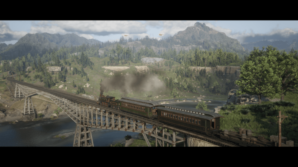 Zielono-złoty parowóz ciągnie pociąg po wysokim metalowym moście. Pierwsze dwa wagony to pasażerskie w tych samych kolorach, z napisem General Union Railroad, następny to towarowa platforma. Pod mostem szeroka rzeka, w oddali szczyty gór.