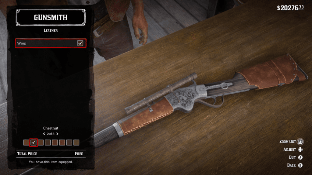 Interfejs zmiany wyglądu broni u rusznikarza. Po lewej dopasowanie wyglądu skórzanej owijki, a na środku leżąca na blacie strzelba z lunetą.