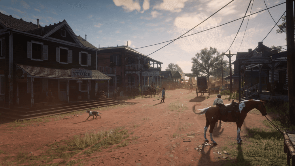 Czerwona gruntowa ulica w miasteczku Rhodes. Na pierwszym planie po prawej uwiązany koń w biało-brązowe łaty. W tyle ulicy widać stojącą bryczkę, a za nią jeźdźca. Poza tym na ulicy jest też kilku pieszych i biegnący pies. Budynek po lewej ma duży szyld General Store.