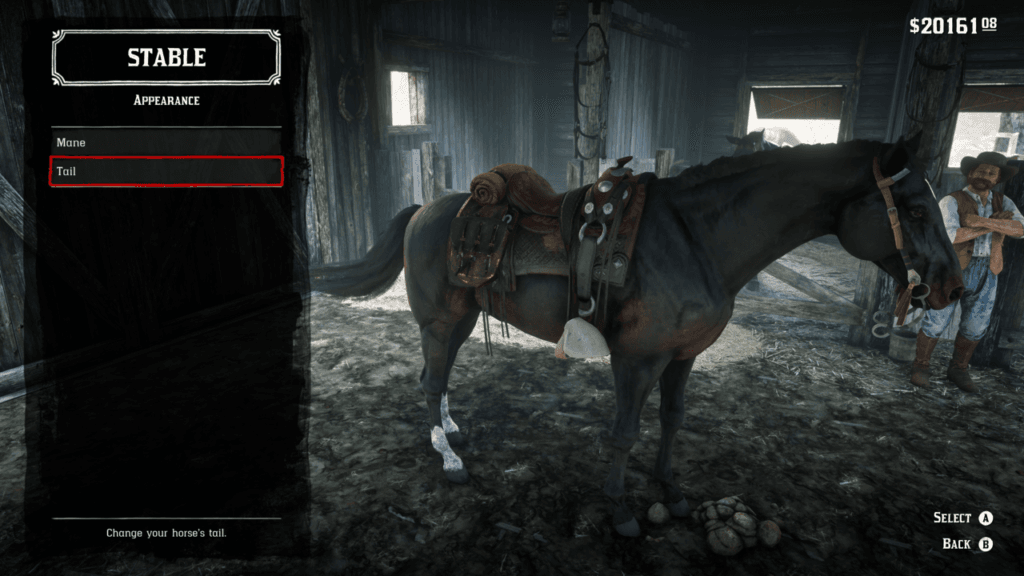 Interfejs zmiany wyglądu konia w stajni. Po lewej stronie wybór między grzywą a ogonem, a większość ekranu zajmuje stojący w stajni osiodłany brązowy koń z białymi „skarpetkami” na zadnich nogach. Za nim, po prawej stoi właściciel stajni z założonymi rękami.