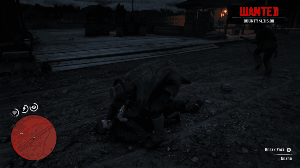 Zrzut z gry. John Marston leży przyduszany do ziemi przez strażnika z Annesburga. Minimapa w lewym dolnym rogu jest czerwona i pełna zaznaczonych wrogich postaci. W prawym górnym rogu napis Wanted, a pod nim aktualna nagroda – 1315 dolarów.