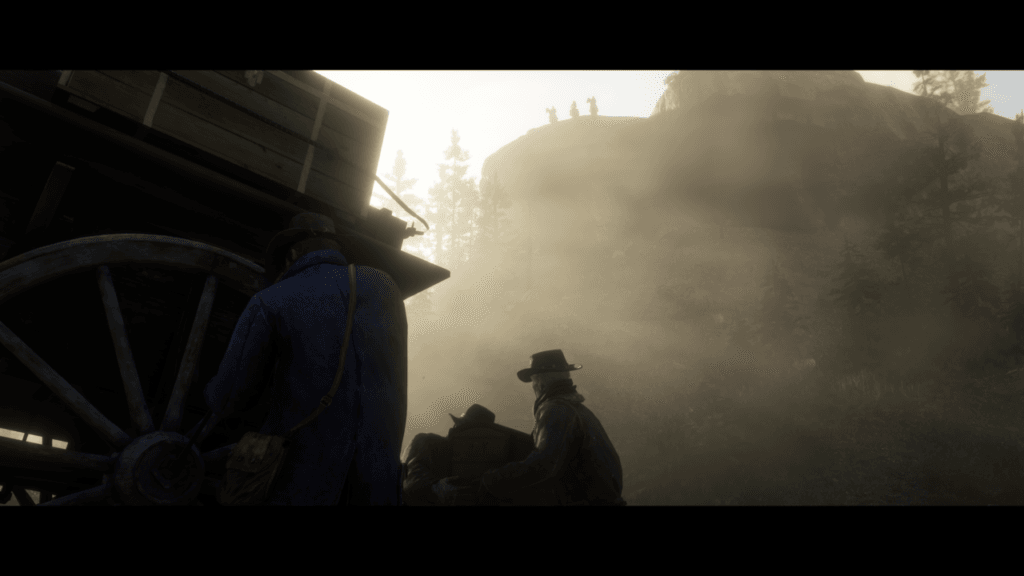 Arthur, Hosea i Charles naprawiają koło wozu. Za nimi, na wzgórzu widać sylwetki trzech osób na koniach.