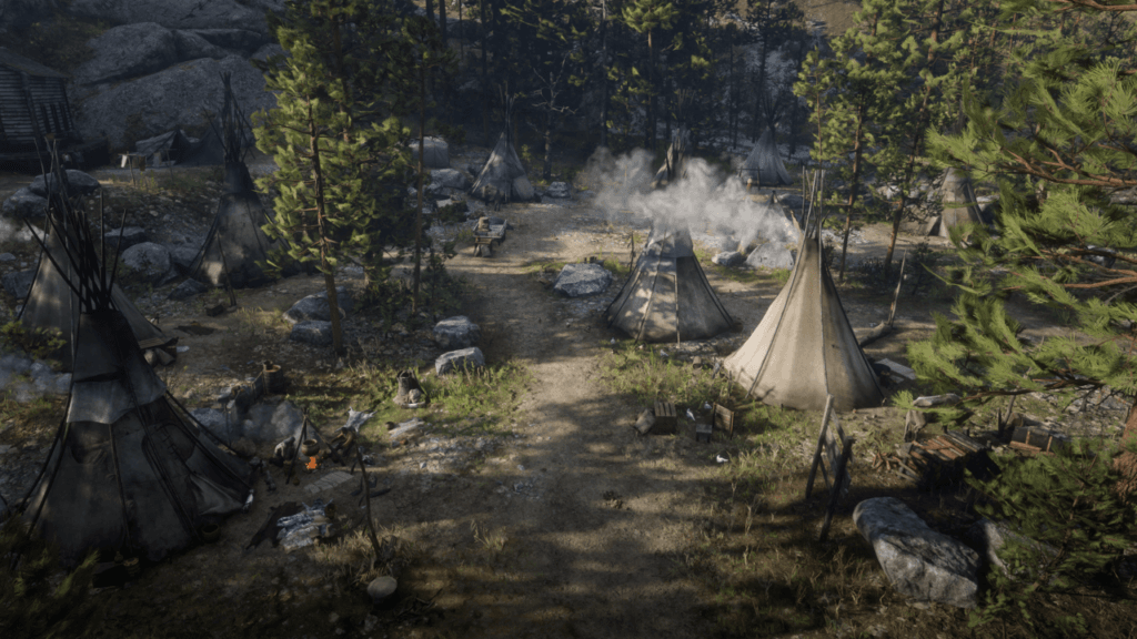 Widok na rezerwat Wapiti: pomiędzy drzewami rozstawione około dziesięciu tipi, a przy nich ogniska i kilka osób.