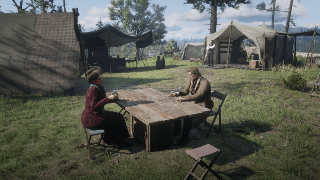 Przy stole w obozie siedzą: Susan Grimshaw z kubkiem kawy i Arthur Morgan. Za nimi widać namioty, przed jednym z nich stoi Dutch.