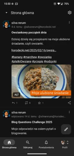 Oś czasu w aplikacji Mastodon z ciemnym motywem. Na prawie czarnym tle wpisy z konta tego bloga z zajawką, obrazkiem wyróżniającym, hasztagami i odnośnikiem. Poniżej trochę jaśniejszy pasek narzędzi: strona główna, odkrywaj, powiadomienia, profil.