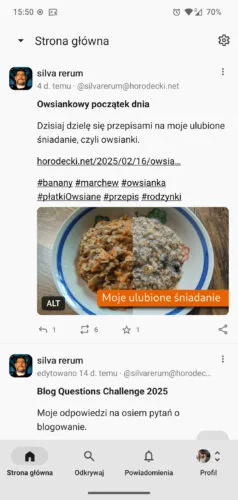 Ta sama strona z osią czasu, tylko z zastosowanym jasnym motywem. Tło jest białe, a pasek nawigacji jasnoszary.