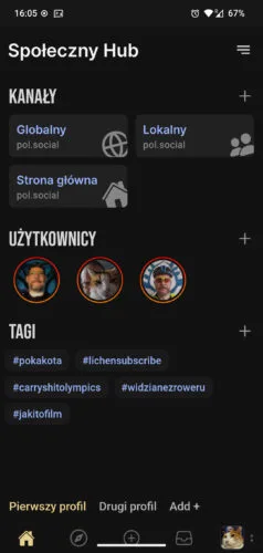 Ekran hubu społecznego w aplikacji Dhaaga. Sekcje od góry: Kanały (globalny pol.social, lokalny pol.social, strona główna pol.social), Użytkownicy z trzema awatarami różnych moich kont oraz Tagi z listą hasztagów. Poniżej przełącznik profili i pasek nawigacji z ikonami.