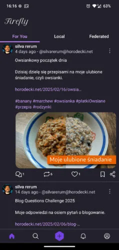 Główna oś czasu w Firefly. Na górze nazwa programu wypisana elegancką kursywą. Poniżej przełącznik kart: For you, Local, Federated, pod którym znajdują się wpisy na osi (widoczne półtora wpisu z tego bloga). Na dole pasek z ikonami: strona główna, wyszukiwanie, dodawanie wpisu, powiadomienia, profil.
