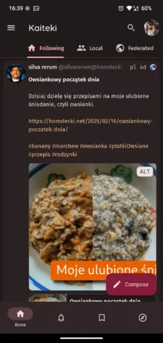 Oś czasu w Kaiteki z ciemnym motywem. Wszystko utrzymane jest w ciepłych kolorach z dominującym brązem. U góry karty: Following, Local, Federated. Na dole ikonki strony głównej, powiadomień, zakładek i odkrywania.