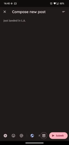 Ekran tworzenia wpisu z wpisanym przez aplikację tekstem „Just landed in L.A.” Na dole ikonki dodawania załączników, emoji, wzmianek, poziomy widoczności i ukrywania drażliwych treści.