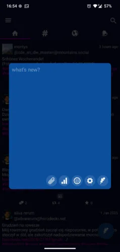 Jasnoniebieski dialog dodawania wpisu z promptem „what's new?”.
Na dole ikonki załącznika, ankiety, emoji, ustawień i publikacji.