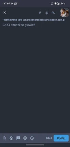 Okno tworzenia wpisu w Tusky. Na górze ikonki dodawania hasztagów, wzmianek i zmiany języka. Poniżej pole edytora z promptem „Co Ci chodzi po głowie?”. Na dole ikonki dodawania załączników, widoczności, ostrzeżenia, emoji, planowania publikacji i licznik znaków.