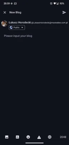 Edytor nowego wpisu w Freads z nagłówkiem „New Blog”. Pod moją nazwą użytkownika jest przełącznik widoczności wpisu. Niżej pole tekstowe z promptem „Please input your blog”. Na pole pasek z ikonami dodawania załączników, ankiet, emoji, ostrzeżenia, wyboru języka i licznik znaków.