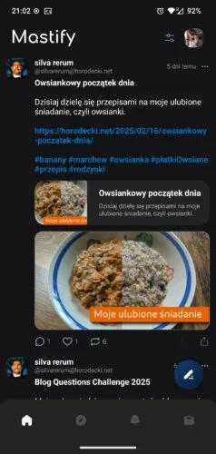 Ekran główny Mastify ze sporą nazwą aplikacji na górze. Pod nią widoczny wpis o owsiankach z silva rerum i kawałek następnego. Pod tym dość wysoki pasek z ikonami: strona główna, odkrywanie, powiadomienia, wiadomości bezpośrednie. Czarne i ciemnoszare tła, biały tekst i aktywne ikony, niebieskie akcenty.