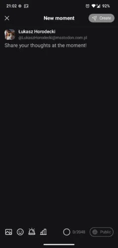 Edytor wpisów Mastify z nagłówkiem „New moment” i promptem „Share your thought at the moment!”. Na dole ekranu ikonki: dodawania załączników, emoji, ostrzeżenia, ankiet oraz licznik znaków i wybór poziomu prywatności wpisu.