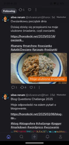 Oś czasu w aplikacji Openvibe z widocznymi dwoma wpisami z silva rerum. Pod tym, na dole ekranu pasek z pięcioma ikonkami: strona główna, wyszukiwanie, dodawanie wpisu, powiadomienia i profil. Ciemne tło, biały tekst i odnośniki.