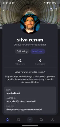 Profil silva rerum w Openvibe. U góry obrazek nagłówka i awatar. Poniżej nazwa konta i handle, statystyki, biogram  i odnosniki. Wszystko okrąglutką czcnionką w zaokrąglonych polach.