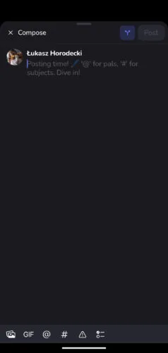 Tworzenie wpisu w Openvibe zatytułowane Compose. W polu tekstowym prompt „Posting time! (tu ikonka długopisu) '@' for pals, '#' for subjects. Dive in!”. Na dole ekranu ikonki: dodawania obrazów, gifów, wzmianek, hasztagów, ostrzeżeń o zawartości i ankiet. 