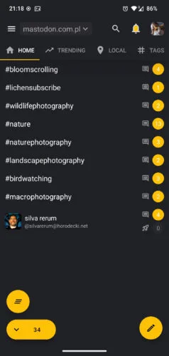Lista źródeł z nowymi wpisami. W tym przypadku to seria hasztagów związanych z fotografowaniem przyrody oraz ten blog. Przy każdym żółte kółko z białą cyfrą oznaczającą liczbę wpisów.