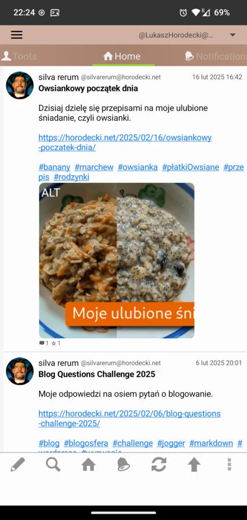 Znowu ekran główny ZonePane, tylko z jasnym motywem. Tło większości zawartości jest białe, tekst czarny, odnośniki niebieskie. Pasek na górze jest brązowy.