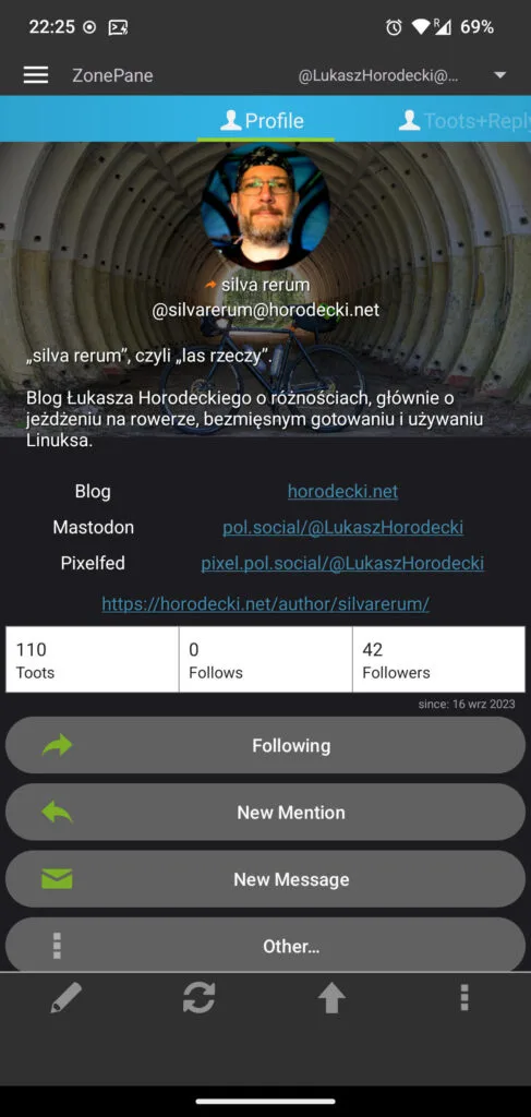 Widok profilu silva rerum w ZonePane. Na górze jasnoniebieski pasek z Profile i Toots+Replies. Poniżej na obrazek nagłówka nałożony awatar, nazwa, handle i biogram, który częściowo wychodzi poza. Poniżej na ciemnym tle pola odnośników, statystyki w białej tabeli i kolumna dużych jasnoszarych przycisków z zielonymi ikonami i białym tekstem: Following, New Mention, New Message i Other.... Na dole ekranu ikony tworzenia wpisu, odświeżania, przejścia do góry i menu.