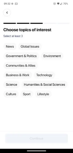 Jeden z etapów pierwszego uruchomienia Newsmast. Na białym tle nagłówek „Choose topics of intrest” i informacja „Select at least 3”. Poniżej kilkanaście tematów do wyboru, m.in. Science, Culture, Sport, Global Issues.