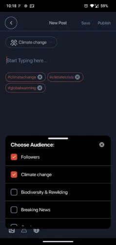 Edytor wpisów w Newsmast. W górnej części znajduje się przycisk zmiany społeczności, na zrzucie ustawiony na Climate Change. Poniżej pole tekstowe z promptem „Start typing here...” i dodanymi trzema hasztagami powiązanymi ze zmianą klimatu: climatechange, climatecrisis, globalwarming. Pod tym rozwinięty dialog wyboru odbiorców z zaznaczonymi opcjami Followers i Climate Change. Poza tym widać jeszcze Biodiversity & Rewildling oraz Breaking News.