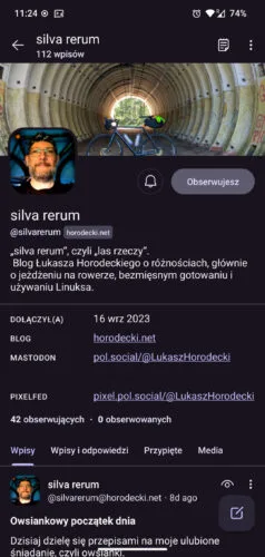 Profil tego bloga widziany w Moshidonie z ciemnym motywem i fioletowym zestawem kolorów. Tło jest ciemnofioletowe, odnośniki jasno. 