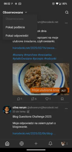 Główny ekran tooot. Na górze znajduje się etykieta osi Obserwowane, która została rozwinięta i pokazuje opcje: Pokaż podbicia i Pokaz odpowiedzi. Pod tym dwa wpisy z tego bloga, Na dole pasek z czterema ikonkami (strona główna, osie czasu, dodawanie wpisu, powiadomienia) oraz awatarem. Ciemne tło, biały i jasnoszary tekst, niebieskie odnośniki.