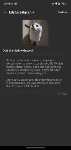 Edycja tekstu alternatywnego w tooot. Pod zdjęciem trójkolorowej, w większości białej kotki jest pole tekstowe z nagłówkiem „Opis dla niedowidzących”. W polu jest informacja na temat opisów: „Możesz dodać opis, czasami nazywany tekstem alternatywnym czy alt-text, dla Twoich mediów, dzięki czemu będą one dostępne dla jeszcze większej liczby osób, w tym dla osób niewidomych lub niedowidzących.
Dobre opisy są zwięzłe, ale prezentują to, co w twoich mediach jest wystarczająco dokładnie, aby zrozumieć ich kontekst.”