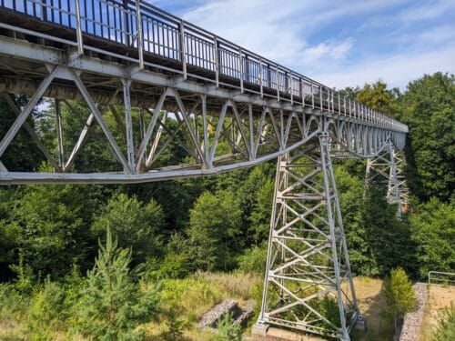 Most kolejki wąskotorowej przerobiony na część drogi dla pieszych i rowerów.