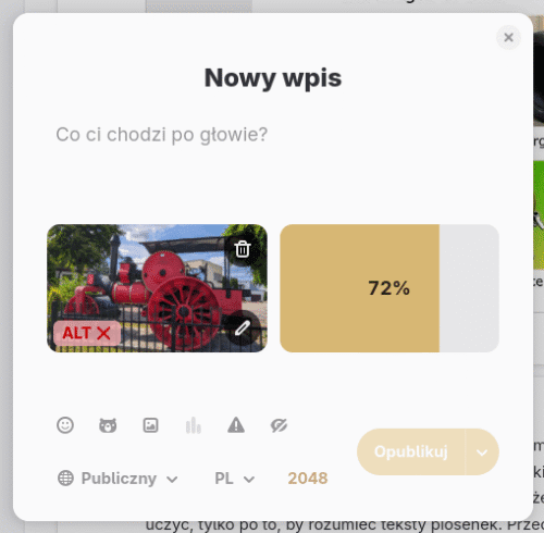 Okno nowego edytora wpisów. Pod pustym polem na tekst znajduje się podczepione do wpisu zdjęcie czerwonego parowego walca, a obok pasek postępu wysyłania drugiego zdjęcia pokazujący 72%.