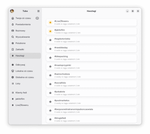 Zakładka z hasztagami. Każdy hasztag ma z lewej strony ikonkę gwiazdki. Dwa pierwsze (#livezroweru i #jakitofilm) mają gwiazdki pełne i żółte, przy pozostałych hasztagach gwiazdki są czarne i puste w środku.