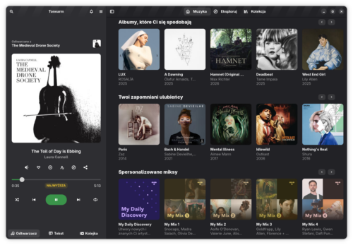 Znowu Tonearm z ciemnym stylem, tym razem pokazuje zawartość sekcji na stronie głównej Tidala: „Albumy, które Ci się spodobają”, „Twoi zapomniani  ulubieńcy” oraz „Spersonalizowane miksy”. W panelu po lewej odtwarzana jest płyta „The Medieval Drone Society” Laury Cannell.