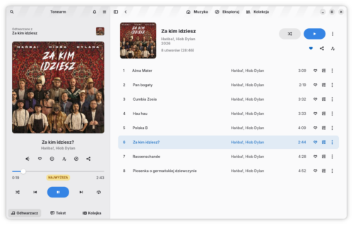 Okno Tonearm w trakcie odtwarzania albumu „Za kim idziesz” Hańby i Hioba Dylana. Po lewej panel z odtwarzaczem zawierający dużą okładkę albumu, tytuł, twórców i ikony głośności, dodania do kolekcji, przejścia do albumu, przejścia do twórców, przejścia do radia utworu i udostępniania. Pod ikonami pasek postępu, a pod paskiem ikony sterowania: losowanie, wstecz, pauza, naprzód i zapętlanie. Po prawej lista utworów albumu.