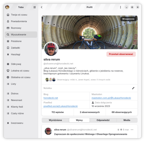 Okno klienta Fediwersum Tuba z otwartym profilem tego bloga. Obrazek nagłówka to mój ciemnoniebieski rower szutrowy stojący na tle żelbetonowego tunelu w poradzieckiej bazie głowic atomowych. Na zdjęciu profilowym patrzę prosto w kamerę i mam na głowie czerwony kask rowerowy i przyciemniane okulary.