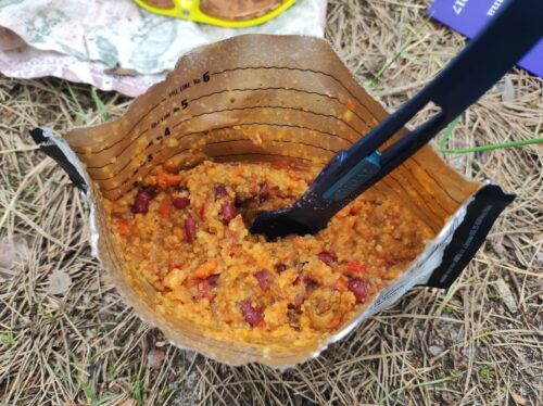 Zbliżenie na zawartość opakowania, w którym zaparzyłem liofilizowane chilli sin carne.
