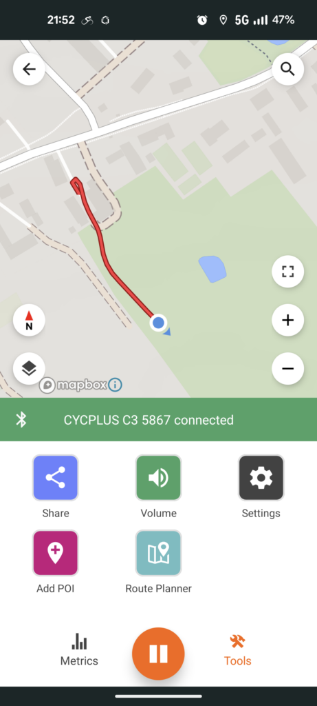 Zrzut ekranu z aplikacji Ride with GPS dla Androida. Górna część to mapa z zaznaczoną przejechaną trasą, a poniżej ikonki Share, Volume, Settings, Add PI i Route Planner. Obie części oddziela zielony pasek z białym napisem „CYCPLUS C3 5867 connected”.