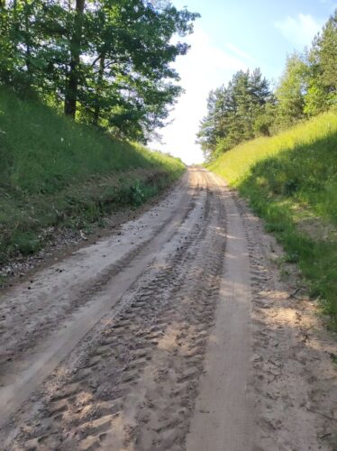 Bardzo piaszczysty podjazd znajdujący się w niezbyt głębokim wąwozie.