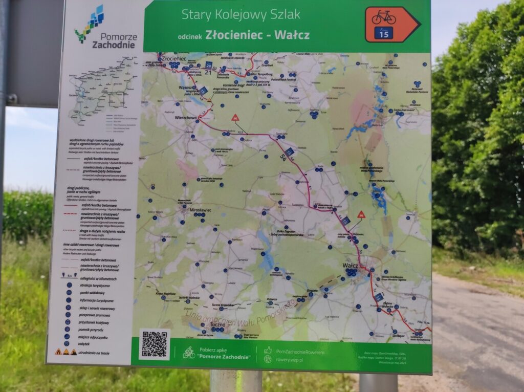 Tablica z mapą odcinka SKS Złocieniec – Wałcz z zaznaczonym przebiegiem szlaku oraz atrakcjami turystycznymi, punktami widokowymi, klepami i serwisami rowerowymi, zabytkami, miejscami odpoczynku itp.