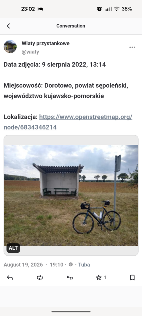 Tuba na Androidzie tym razem z jasnym motywem, pokazuje wpis mojego drugiego konta ze zdjęciem wiaty przystankowej.